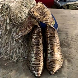 NWOT Aiit Faux Snakeskin 3 1/4” Heel